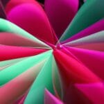 Kolorowe, gęsto zagięte kartki papieru w abstrakcyjnej kompozycji