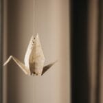 Papierowy żuraw origami zawieszony jako elegancka dekoracja ślubna