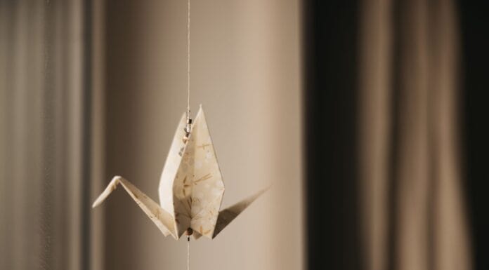 Papierowy żuraw origami zawieszony jako elegancka dekoracja ślubna