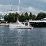 Jachty i żaglówki zacumowane w spokojnej marinie w pochmurny dzień