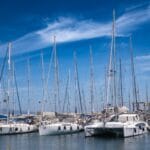 Jachty zacumowane w słonecznej marinie w Foça w okolicach Izmiru
