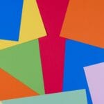 Kolorowe arkusze papieru ułożone geometrycznie, idealne do origami