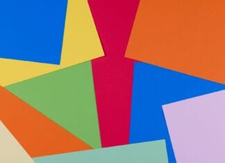 Jak dobrać papier do origami: rodzaje, gramatura, wzory i co naprawdę ma znaczenie Kolorowe arkusze papieru ułożone geometrycznie, idealne do origami