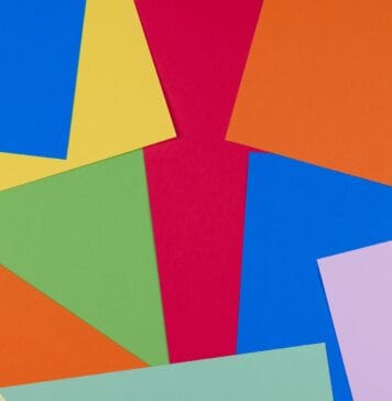 Kolorowe arkusze papieru ułożone geometrycznie, idealne do origami