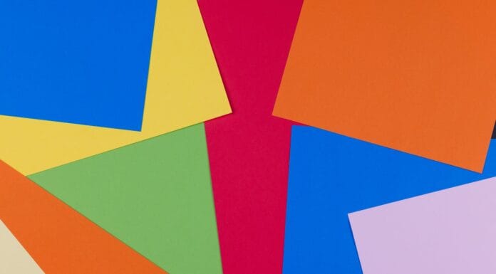 Jak dobrać papier do origami: rodzaje, gramatura, wzory i co naprawdę ma znaczenie Kolorowe arkusze papieru ułożone geometrycznie, idealne do origami