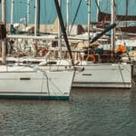 Luksusowe jachty i żaglówki zacumowane w spokojnej marinie