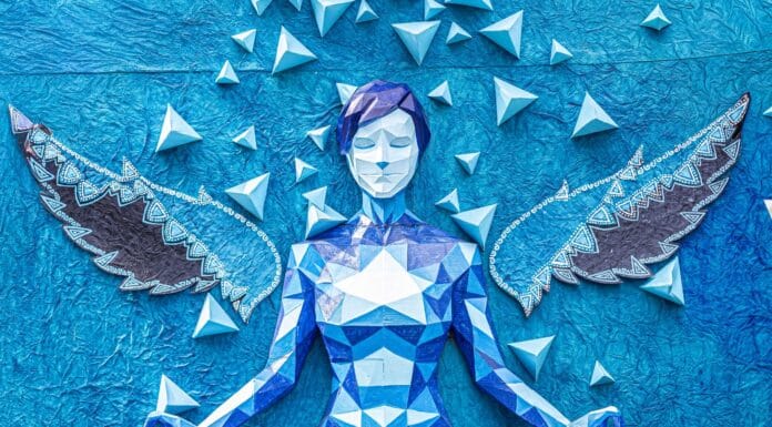 Origami i zen: w jaki sposób składanie papieru stało się formą medytacji Niebieski anioł origami w pozie jogi z ozdobnymi skrzydłami i wzorem geometryczn