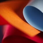 Rulony kolorowego papieru z widoczną fakturą do składania origami