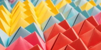 Kolorowe papierowe piramidy w geometrycznym układzie origami
