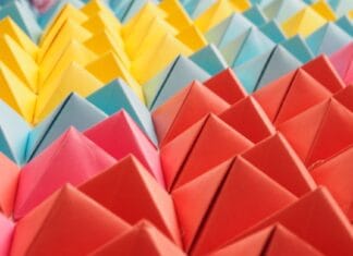 Jak zaprojektować własny model origami modułowego od podstaw Kolorowe papierowe piramidy w geometrycznym układzie origami