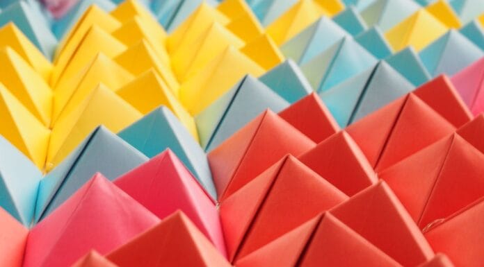 Jak zaprojektować własny model origami modułowego od podstaw Kolorowe papierowe piramidy w geometrycznym układzie origami