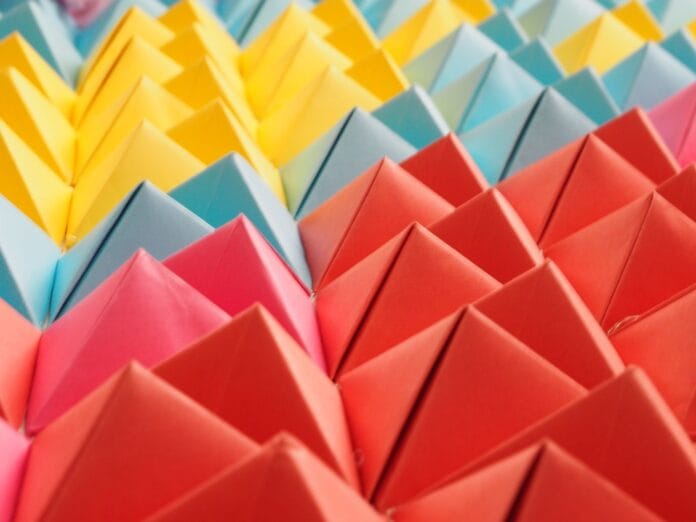 Kolorowe papierowe piramidy w geometrycznym układzie origami Kolorowe papierowe piramidy w geometrycznym układzie origami