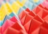 Kolorowe figury origami układające się w geometryczny wzór