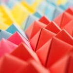 Kolorowe figury origami układające się w geometryczny wzór