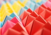 Kolorowe figury origami układające się w geometryczny wzór