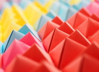 Jeż origami z kolcami – model z jednej kartki bez nacinania papieru Kolorowe figury origami układające się w geometryczny wzór