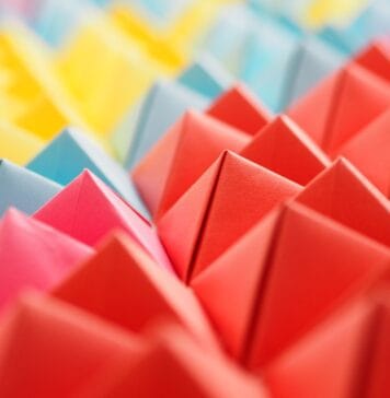 Kolorowe figury origami układające się w geometryczny wzór
