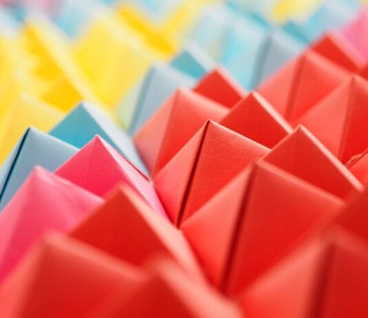 Jeż origami z kolcami – model z jednej kartki bez nacinania papieru Kolorowe figury origami układające się w geometryczny wzór