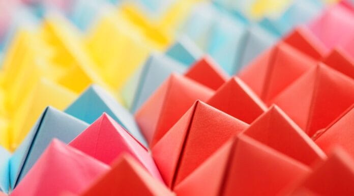 Kolorowe figury origami układające się w geometryczny wzór