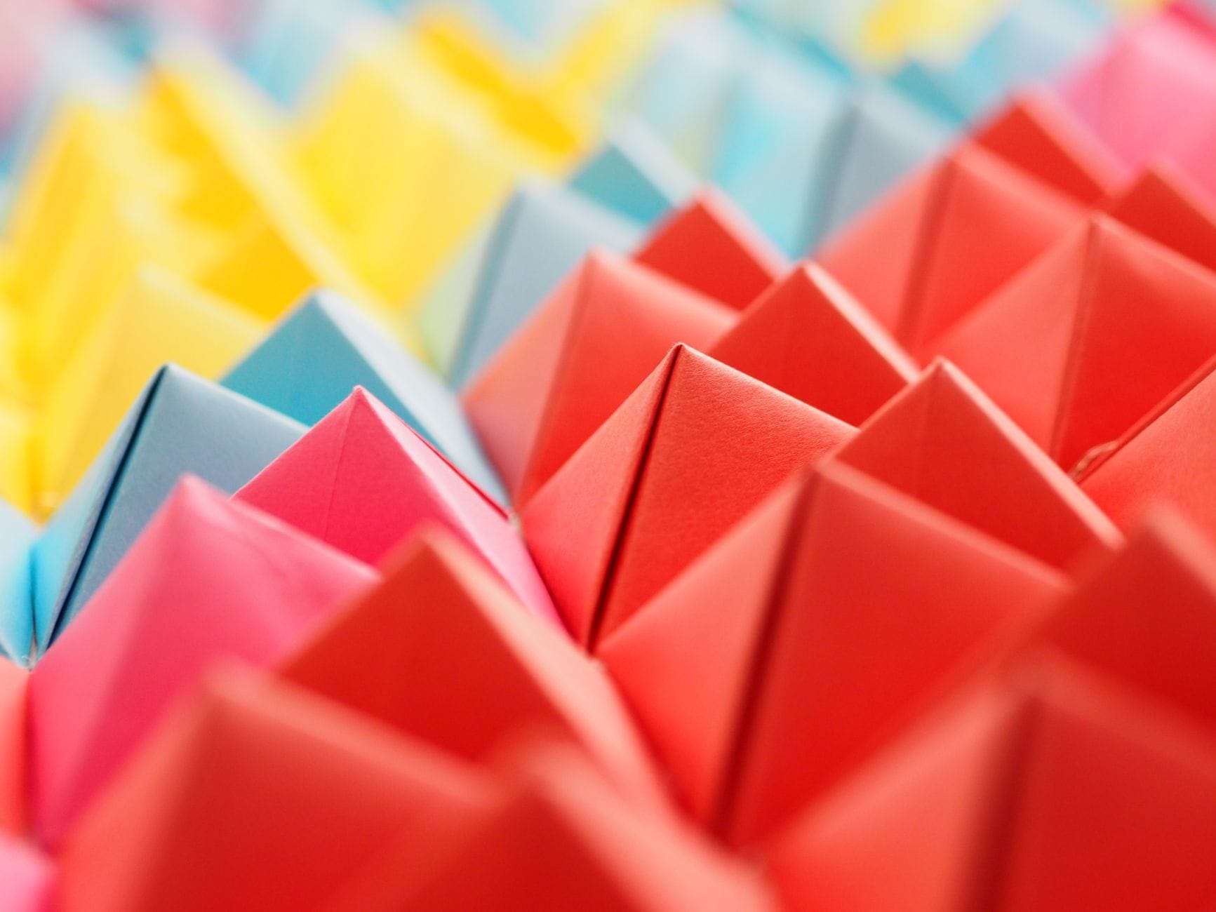 Kolorowe figury origami układające się w geometryczny wzór