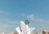 Dlaczego kwiat lotosu origami się rozpada? 6 przyczyn i proste rozwiązania Papierowy żuraw origami z koniczyną na tle błękitnego nieba
