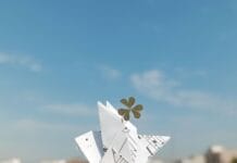 Dlaczego kwiat lotosu origami się rozpada? 6 przyczyn i proste rozwiązania Papierowy żuraw origami z koniczyną na tle błękitnego nieba