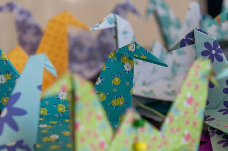 Kolorowe żurawie origami 3D w kwiatowe wzory z bliska