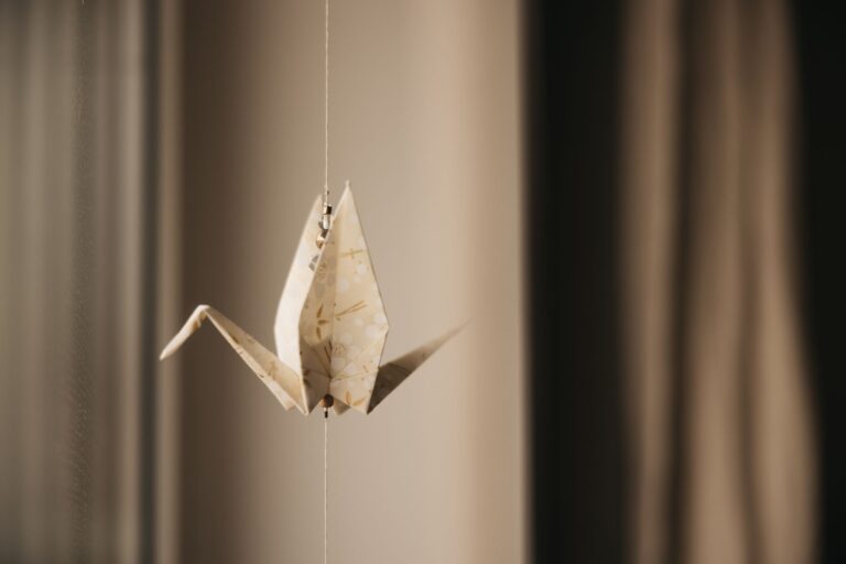 Minimalistyczne zbliżenie na wiszącego żurawia origami